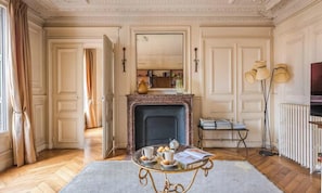Interior - EXPERIENCE PARISIAN LIVING AT ITS MOST REFINED LOCATION - SAINT GERMAIN (Paris)