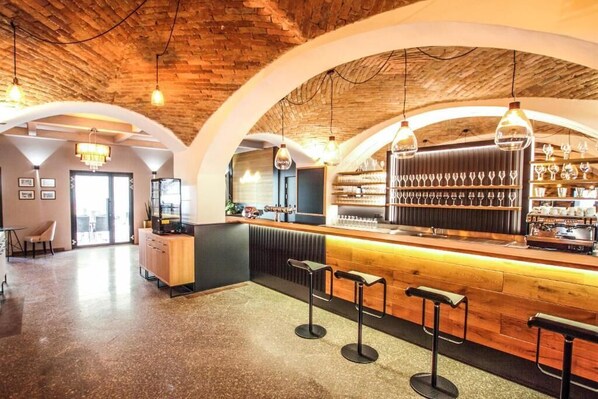 2 bars/lounges