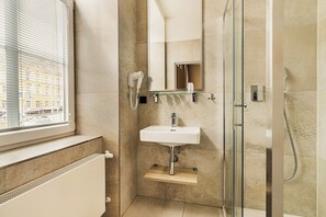 Shower, towels - Hotel Mariel Znojmo (Znojmo)