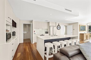 Geladeira, micro-ondas, fogão, cooktop