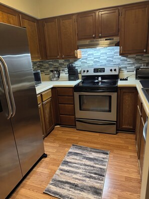 冷蔵庫、電子レンジ、オーブン、コンロ