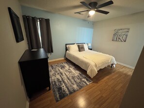 2 Schlafzimmer, Schreibtisch, Bügeleisen/Bügelbrett, kostenloses WLAN