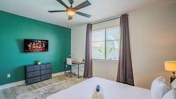 Tabla de planchar con plancha, wifi y ropa de cama