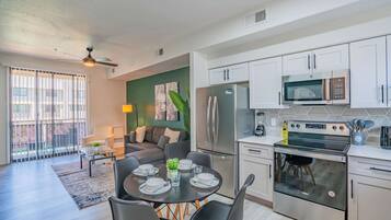 Refrigerador, microondas, horno y parrilla de estufa