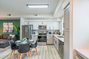 Réfrigérateur, four à micro-ondes, un four, surface de cuisson