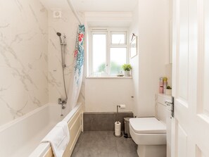 Bruser, hårtørrer, håndklæder, Toiletpapir