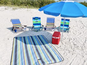 Beach nearby, sun-loungers, beach towels