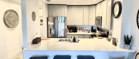 冷蔵庫、電子レンジ、オーブン、コンロ