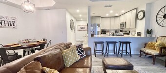 2 King Bd Condo 1st Fl: Pool, Bikes, Beach, Golf Supplies ~ Walk Dining & Shops