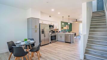 冷蔵庫、電子レンジ、オーブン、コンロ