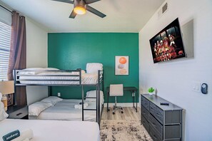 2 bedrooms, iron/ironing board, WiFi, bed sheets - Chic Modern Stay, Pool, W/D, Gym, Walk to Westgate (Glendale)