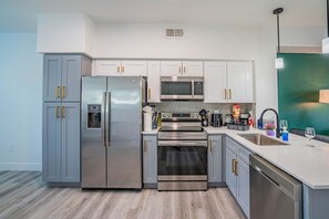 Private kitchen - Lavish 2BD| Walk to Westgate+Pool+Gym+W/D (Glendale)