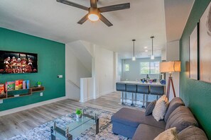 Living area - Lavish 2BD| Walk to Westgate+Pool+Gym+W/D (Glendale)