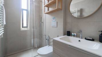 Een douche, een haardroger, handdoeken