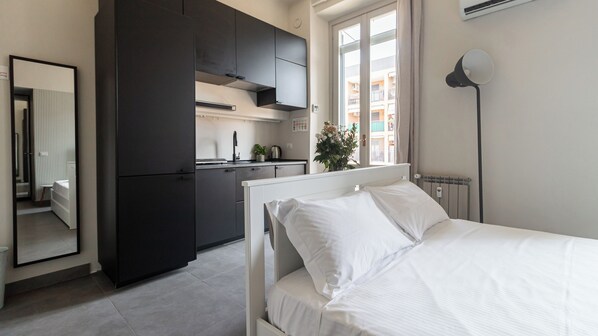 Tabla de planchar con plancha, wifi gratis y ropa de cama 