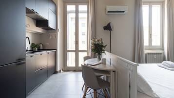 Een strijkplank/strijkijzer, gratis wifi, beddengoed