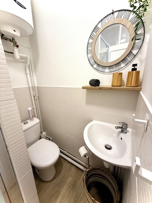Studio Kota, 1 kamar tidur, Bebas Asap Rokok | Kamar mandi