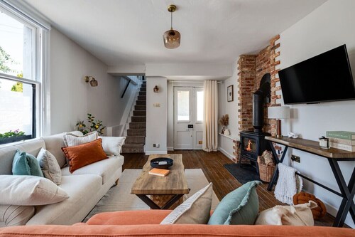 Luxury Canal-side Cottage with Cosy Hot Tub