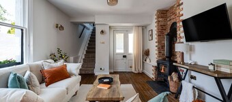 Luxury Canal-side Cottage with Cosy Hot Tub