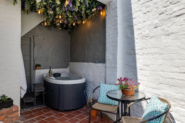 Outdoor spa tub