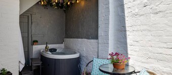 Luxury Canal-side Cottage with Cosy Hot Tub