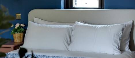 Bureau, fer et planche à repasser, lit parapluie, Wi-Fi