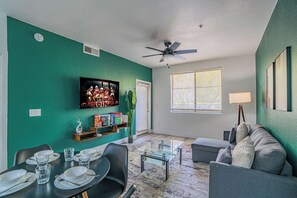 TV, offices - Contemporary Condo at Westgate | Pool, Gym & W/D (Glendale)