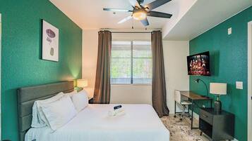 Tabla de planchar con plancha, wifi y ropa de cama