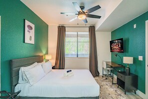 Iron/ironing board, WiFi, bed sheets - Contemporary Condo at Westgate | Pool, Gym & W/D (Glendale)