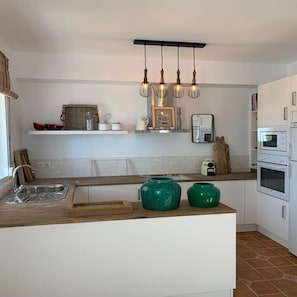 Microondas, horno, placa de cocina y lavavajillas