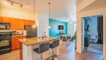 Refrigerador, microondas, horno y parrilla de estufa