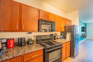 Private kitchen - Clean Westgate | Pool, Gym W/D Hot Tub Parking (Glendale)