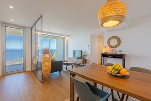 Appartement, balcon, vue océan | Restauration dans la chambre