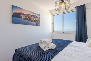 Appartement, balcon, vue sur l’océan | Fer et planche à repasser, accès au Wi-Fi (inclus)