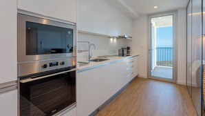 Căn hộ, ban công, quang cảnh biển | Bếp riêng | Tủ lạnh, lò vi sóng, lò nướng, bếp nấu 