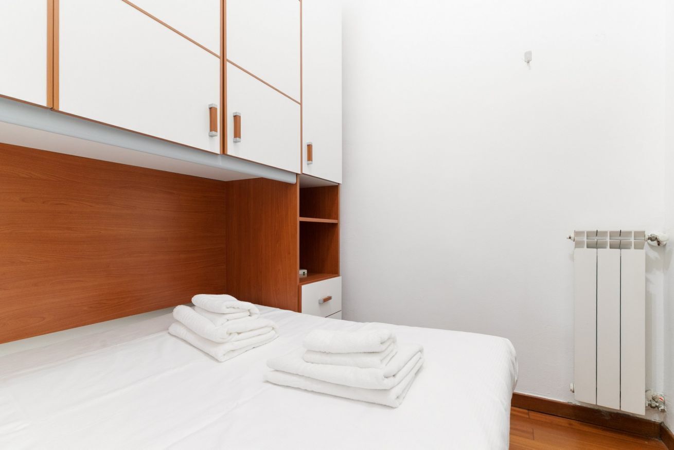2 habitaciones y tabla de planchar con plancha 