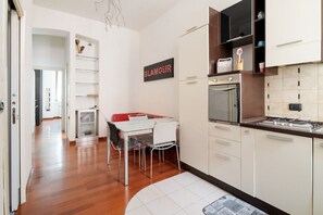 Frigorífico, placa de cocina, lavavajillas y máquina de hielo
