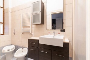 Ducha, bidé y toallas