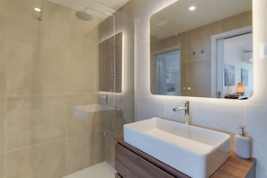 Sèche-cheveux, serviettes fournies