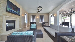 Televisio, videopelejä, pöytäjalkapallopöytä, kirjoja