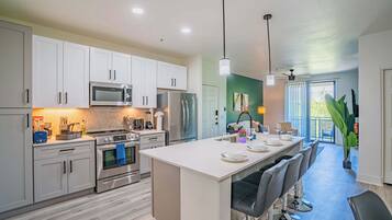 Een koelkast, een magnetron, een kookplaat, een vaatwasser