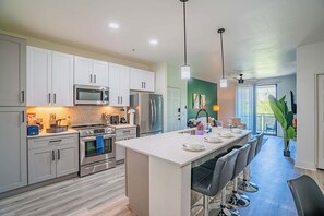 Réfrigérateur, micro-ondes, plaque de cuisson, lave-vaisselle