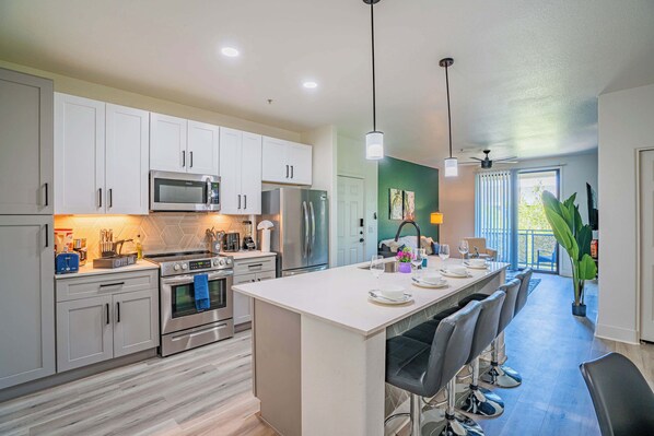 Fridge, microwave, stovetop, dishwasher