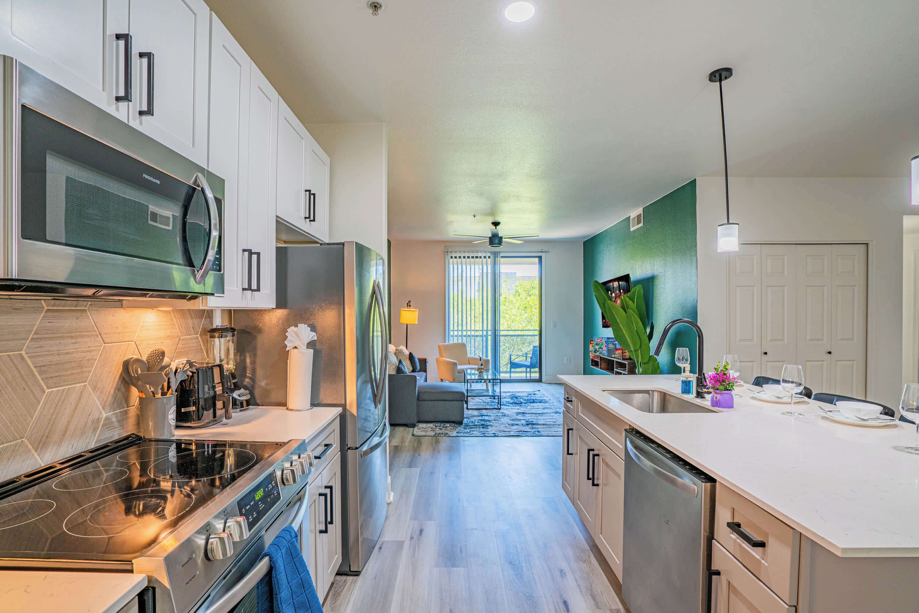 Een koelkast, een magnetron, een kookplaat, een vaatwasser