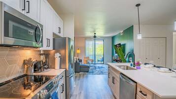 Een koelkast, een magnetron, een kookplaat, een vaatwasser