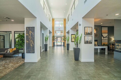 Chic Westgate Condo | Hot Tub Pool Parking Gym W/D
