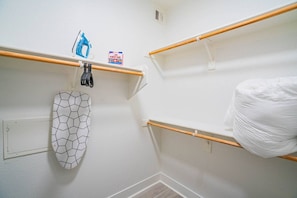 Une petite pièce propre, avec un lit, un étendoir et une trousse de premiers secours.