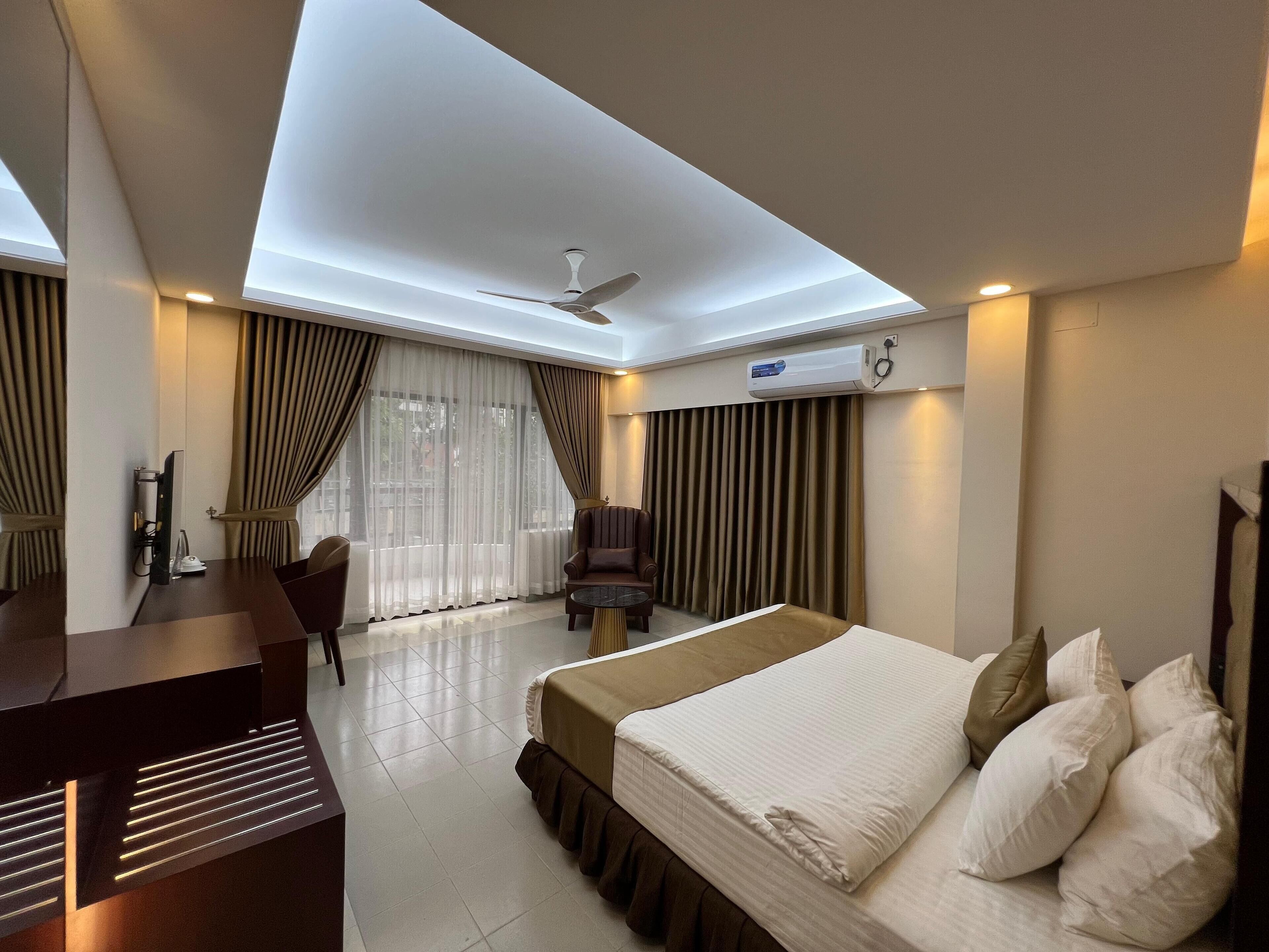 Executive Suite, City View | Laptop workspace, soundproofing, iron/ironing board, free WiFi