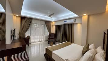 Suite Executive, vista città | Postazione laptop, insonorizzazione, ferro/asse da stiro, Wi-Fi gratuito