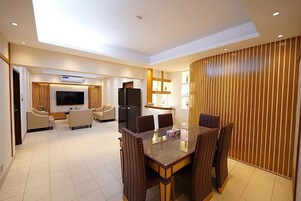 Suite ejecutiva, vistas a la ciudad | Zona de estar | Una impresora